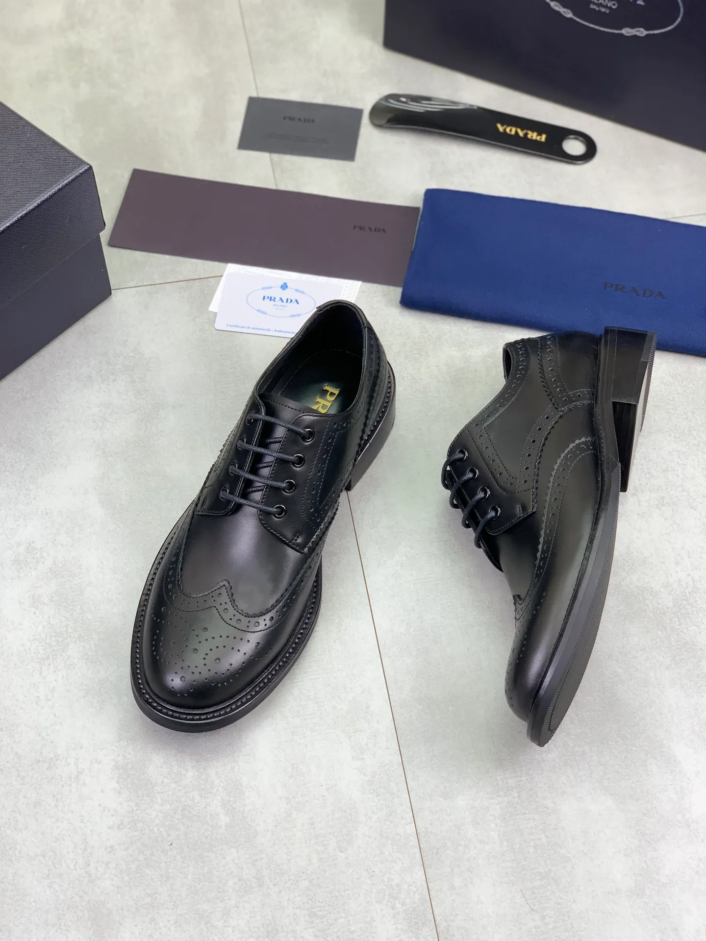 Factory price P980 💰 (genuine leather outsole series) original quality, top version 🔱 ＰＲＡＤＡPrada. Men's business casual leather shoes, top quality cow leather. 1:1 shipment⬆️Luxurious and noble👞All imported original color-changed cowhide, just to create a more comfortable wearing experience. Upper: Original comfortable selected high-end color-changed calfskin➕Top imported water-dyed full cow lining, original lightweight and comfortable high-grade genuine leather outsole✔️Code number: 39-44 (38 45 46 47 can be customized)